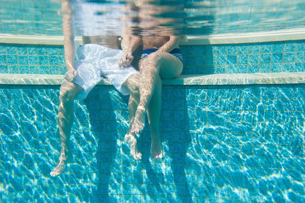 Голая шпала купается в бассейне