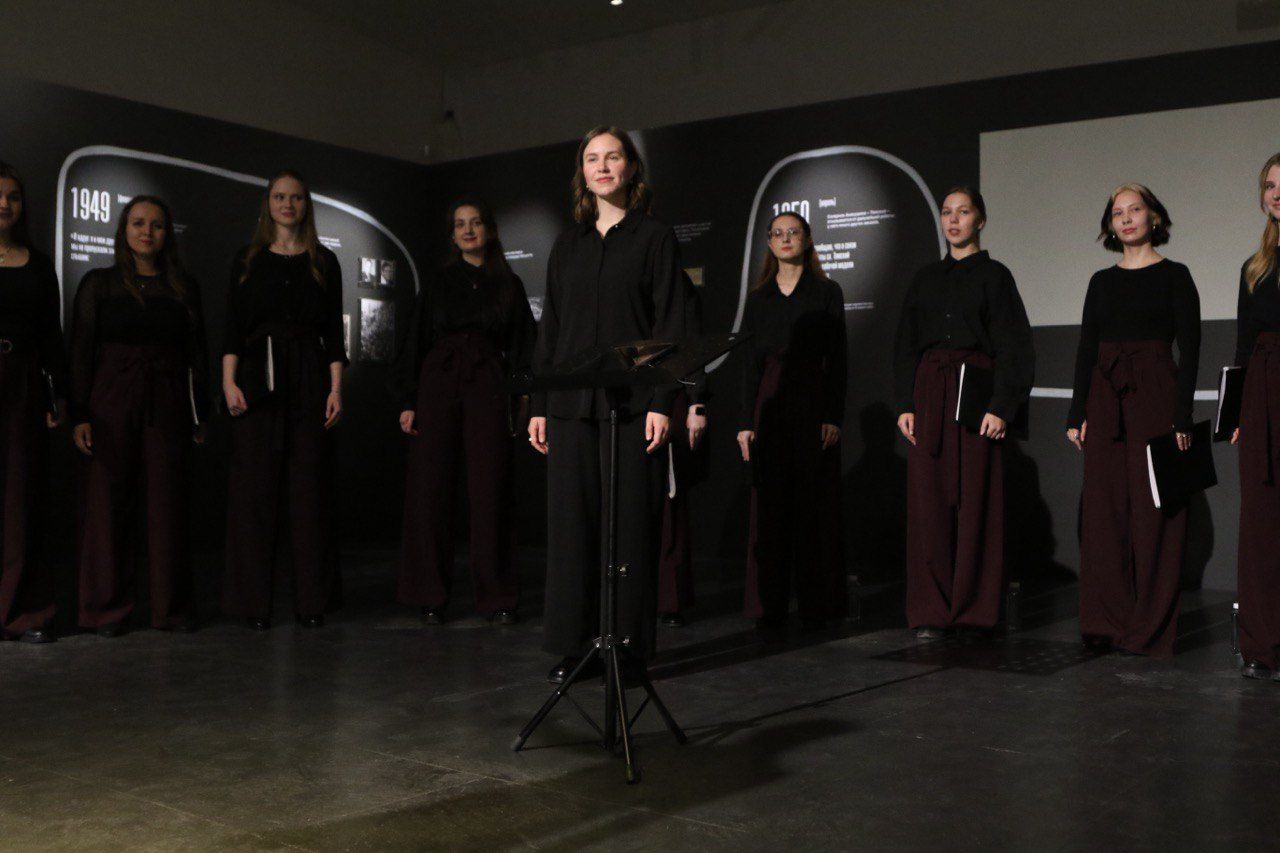 Не опуская глаз