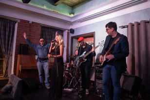 Живая музыка Roadhouse band с видом на Неву