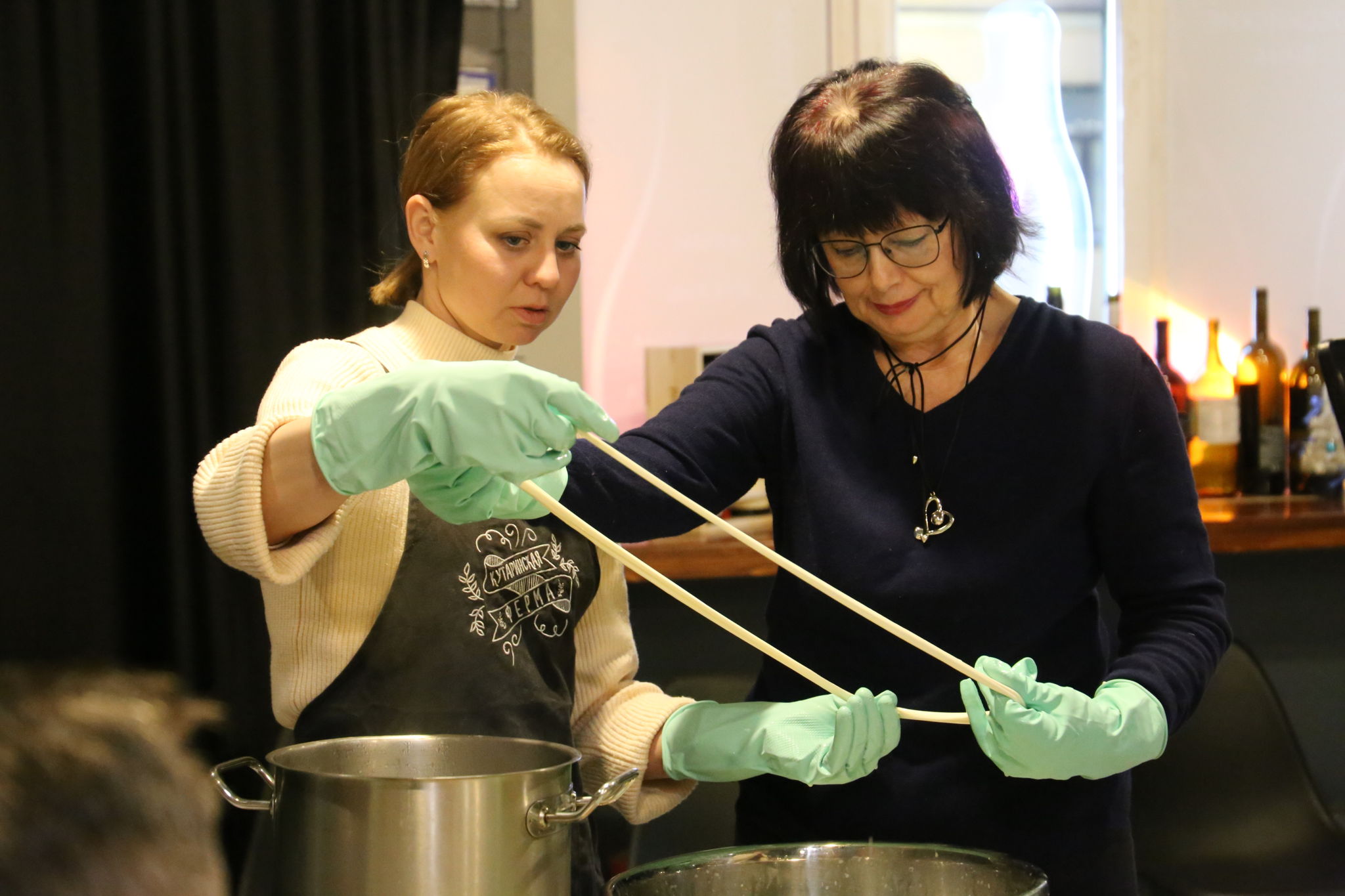 Мастер-класс по изготовлению сыра с сыроваром Светланой Кутариной, в сопровождении дегустации сыров и вин России. 18+