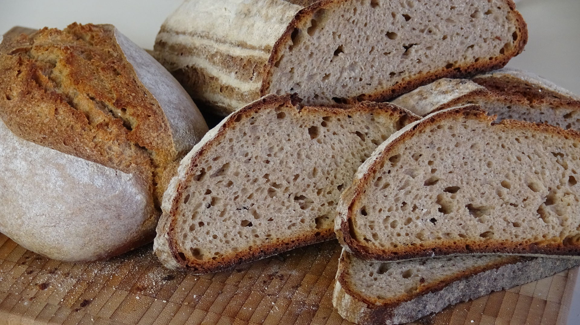 Домашний ржано пшеничный хлеб рецепт. Ржано-пшеничный хлеб. Хлеб ремесленный хлеб крестьянский ржано-пшеничный. Пышный хлеб. Ржаной хлеб.