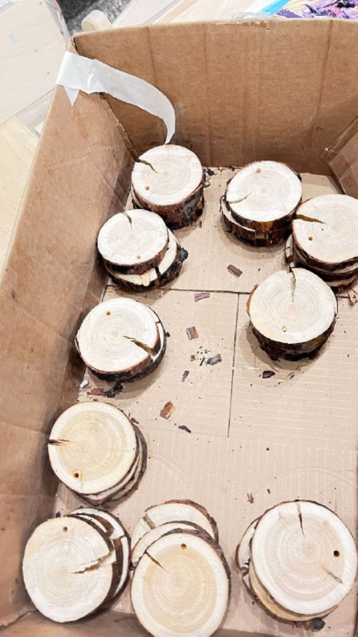 Мастер-класс "Новогодняя игрушка: декупаж на спиле дерева" (6+)