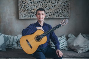 Гитарные салоны в Бенуа. Михаил Кашеутов