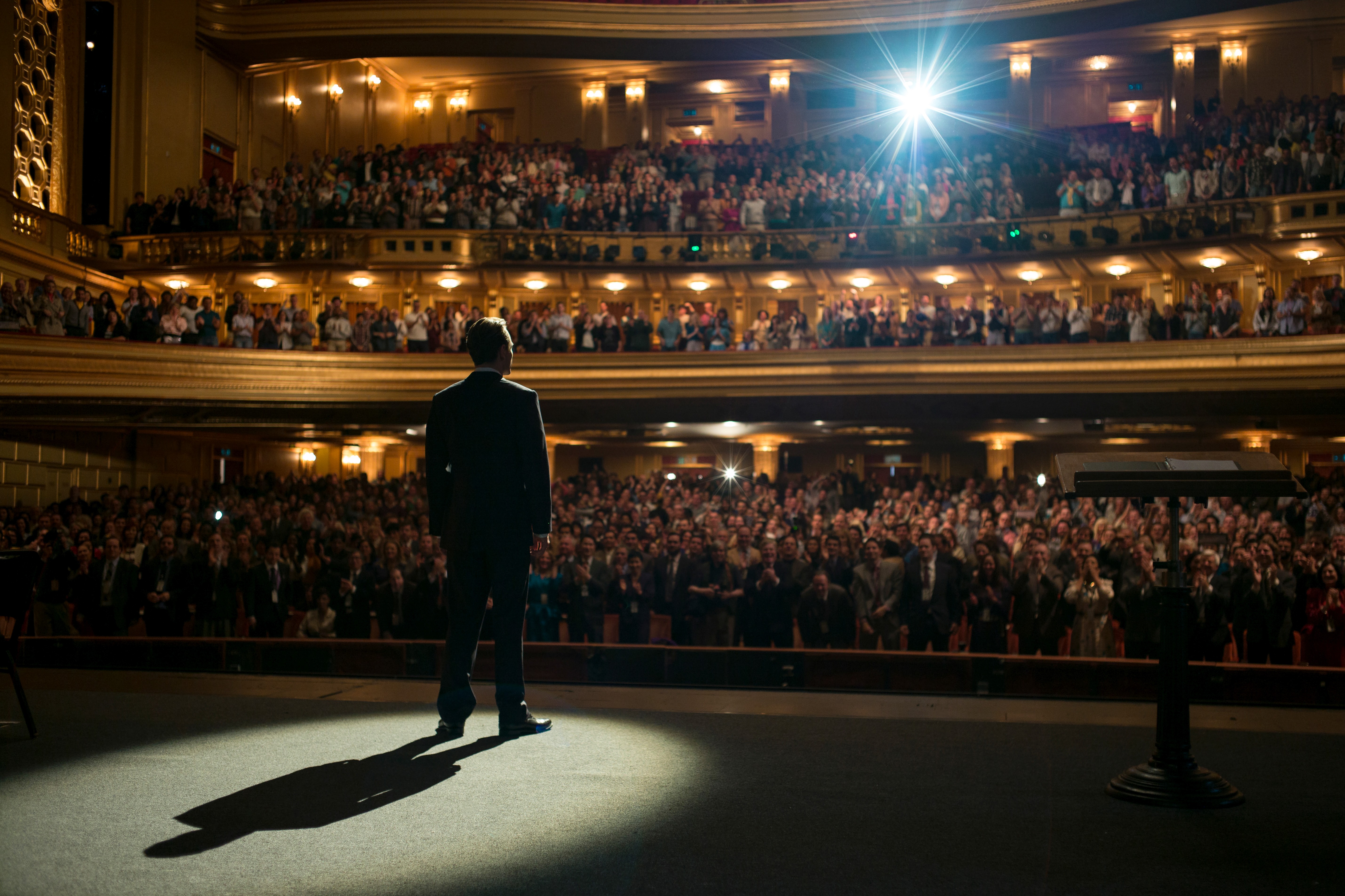 Сцена кадр. Стив Джобс. Стив Джобс кино 2015. Стив Джобс перед аудиторией. Стив Джобс фильм 2015 картинки.