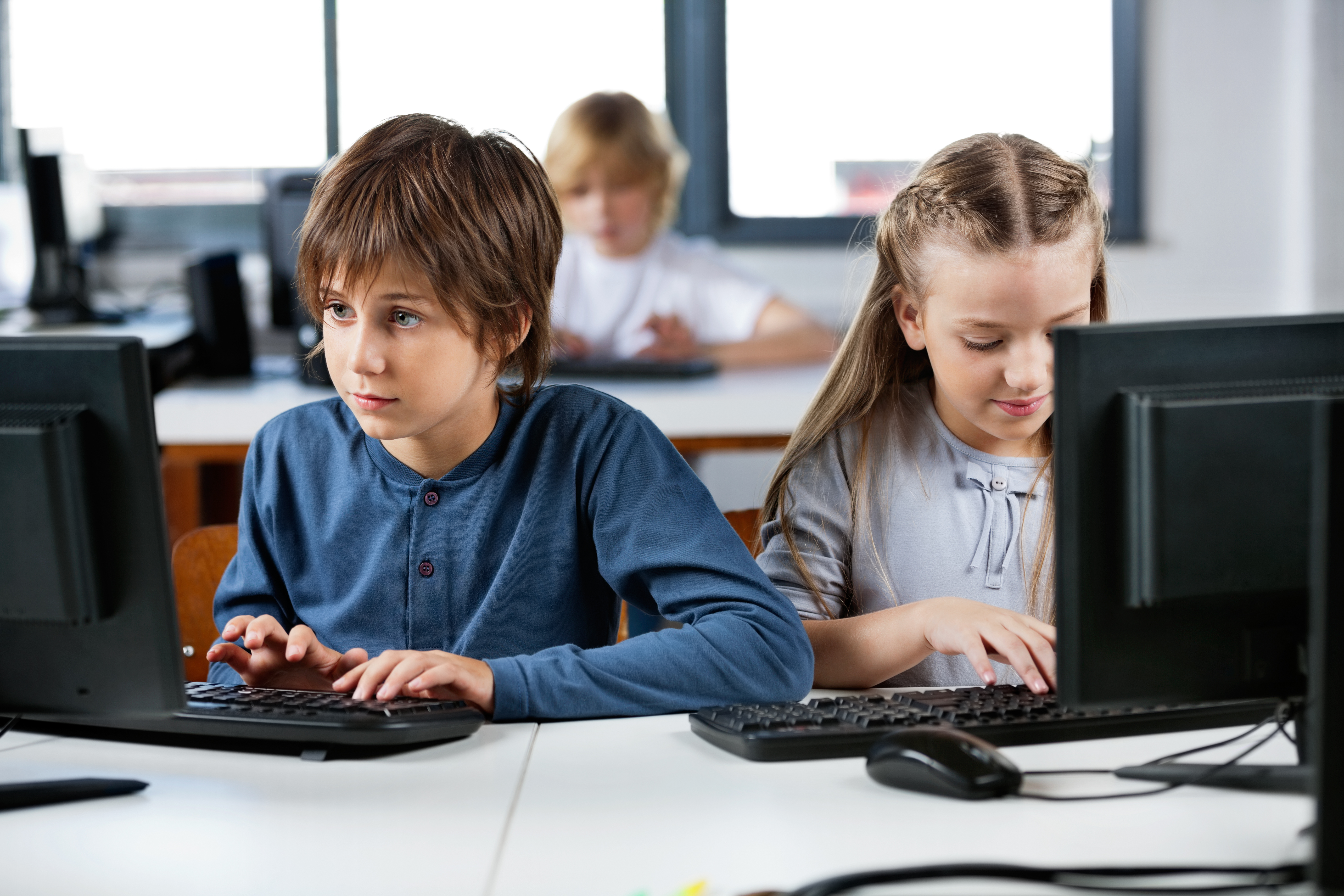 Компьютерный урок в школе. Ребенок за компьютером. Ученик за компьютером. Компьютер для детей. Дети за компьютером в школе.