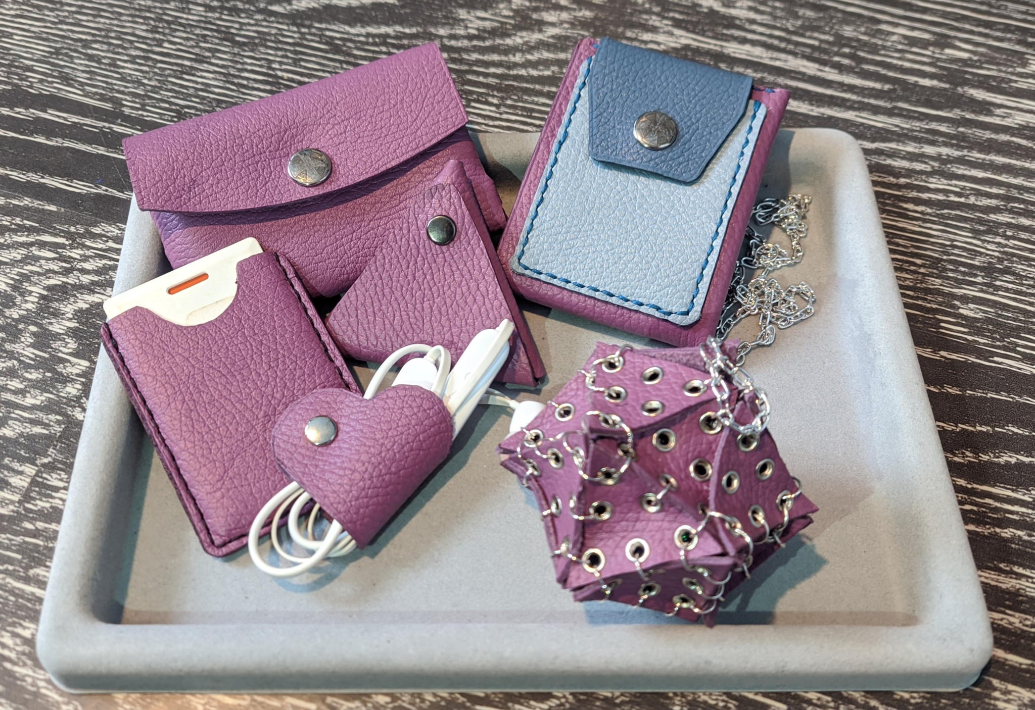 Изделия из натуральной кожи на ваш выбор: Браслеты, картхолдеры, ключницы, чехлы. Вестус керамическая мастерская