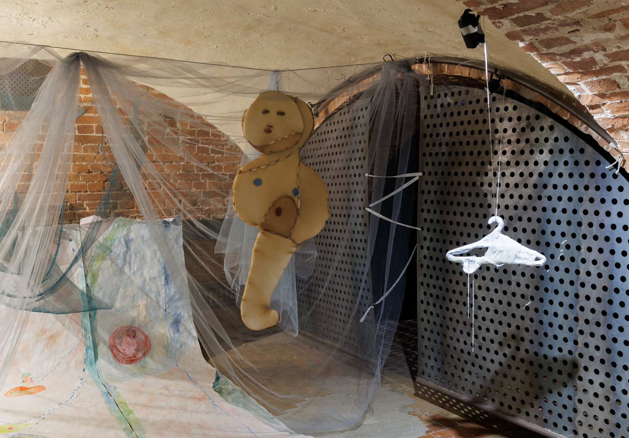 Кураторские экскурсии по выставке «Течение тюбиков»