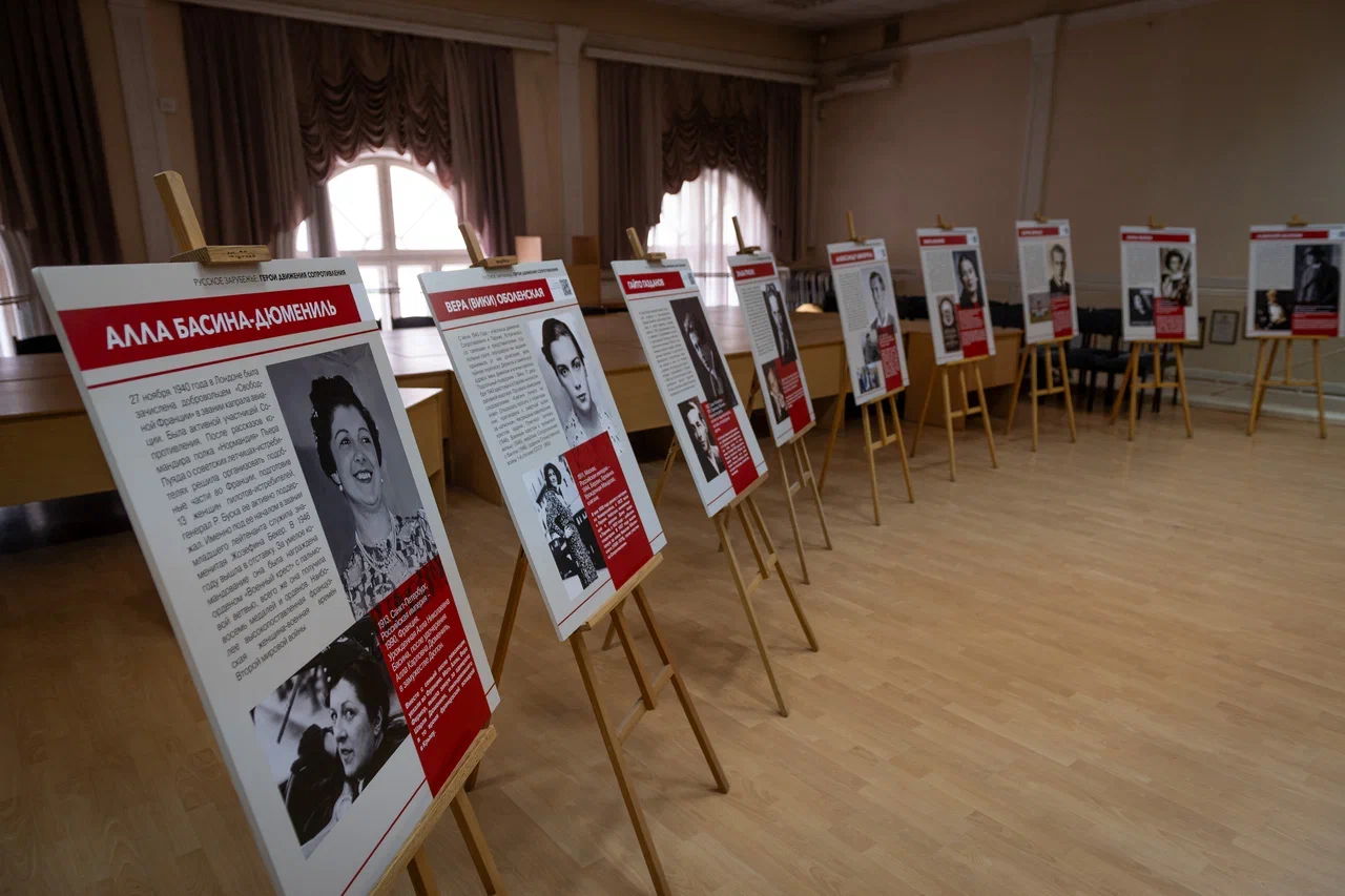 Открытие фестиваля. Презентация планшетной выставки «Русское зарубежье: герои движения Сопротивления». Передача книг в дар библиотеке