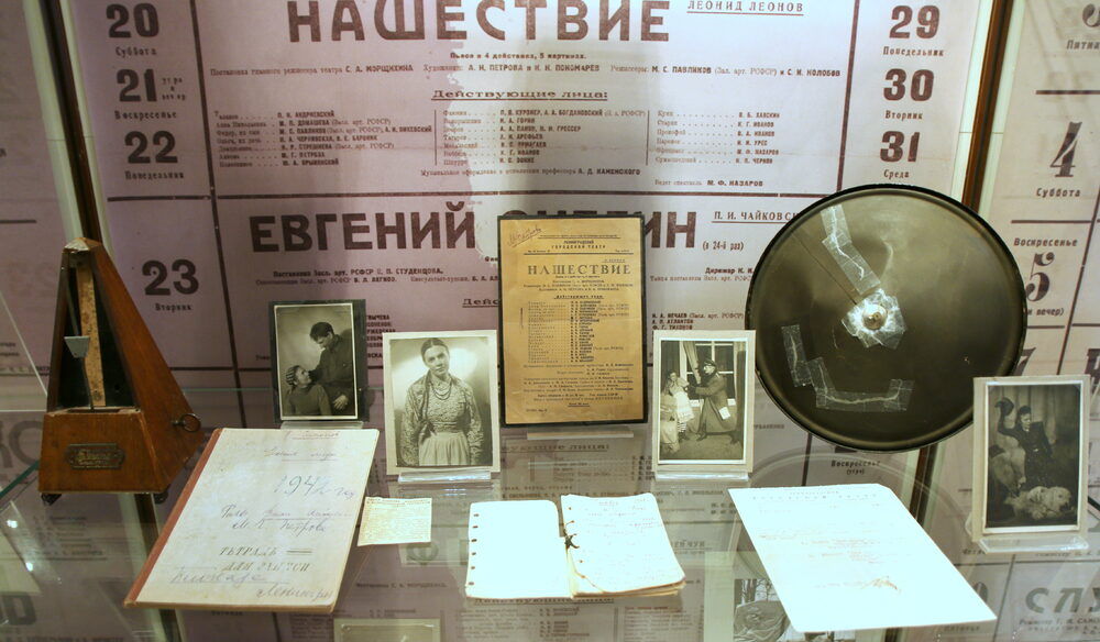 Экскурсия по выставке «"ЗВУЧАЛ ОВАЦИЙ ГРОМ, БЫЛ ЛЮДЯМ СТРАХ НЕВЕДОМ…" Театр в годы Великой Отечественной войны»