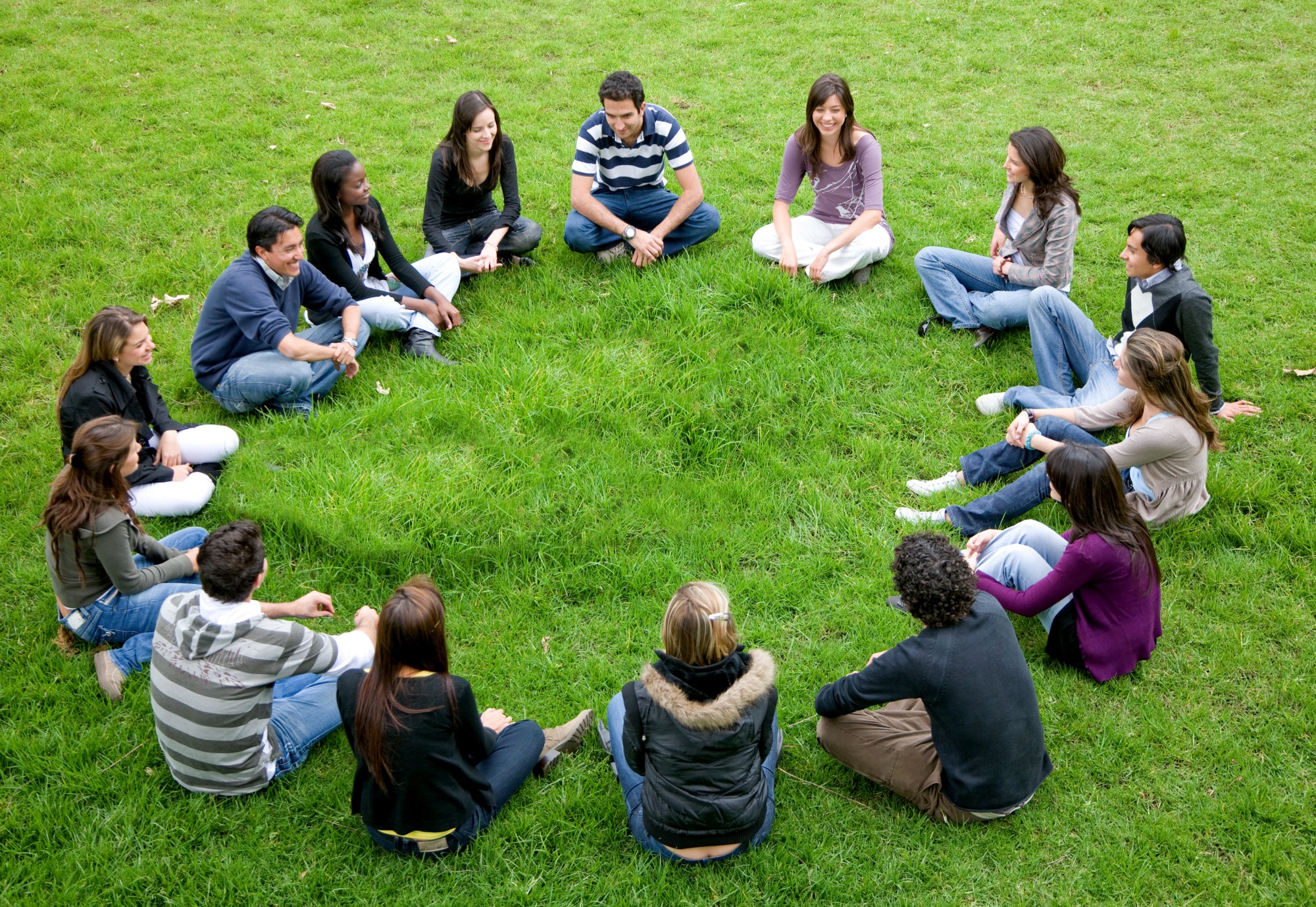 Тренинги для начинающих. Люди сидят в кругу. Психологический тренинг. Подростки сидят в кругу. Человек сидит на траве.