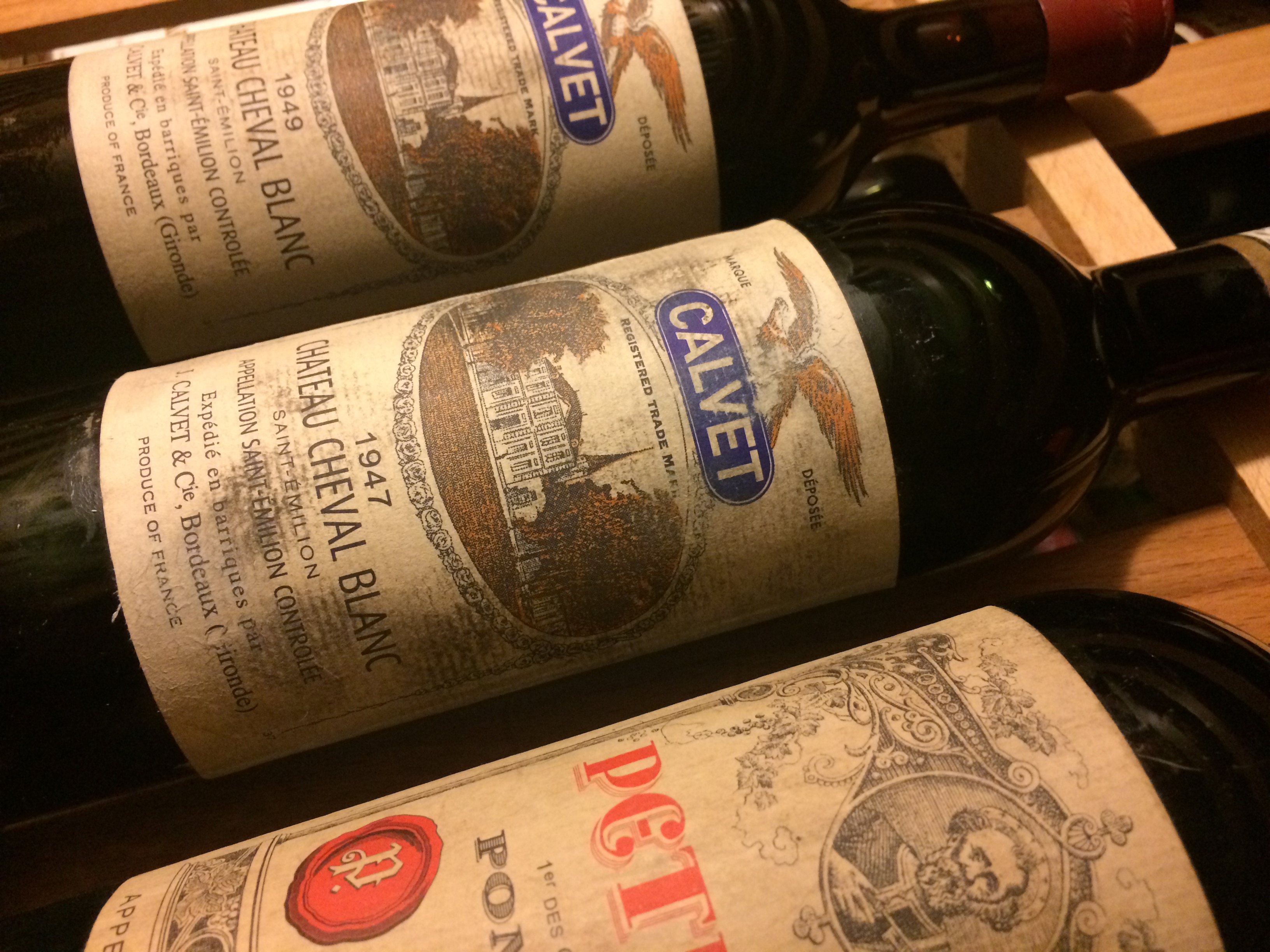 Цена самого дорогого вина. Вино cheval Blanc 1947. Chateau cheval Blanc вино. Шато Шеваль Блан 1947. Cheval Blanc 1947 года.