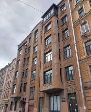 Дома и граффити Петроградской стороны