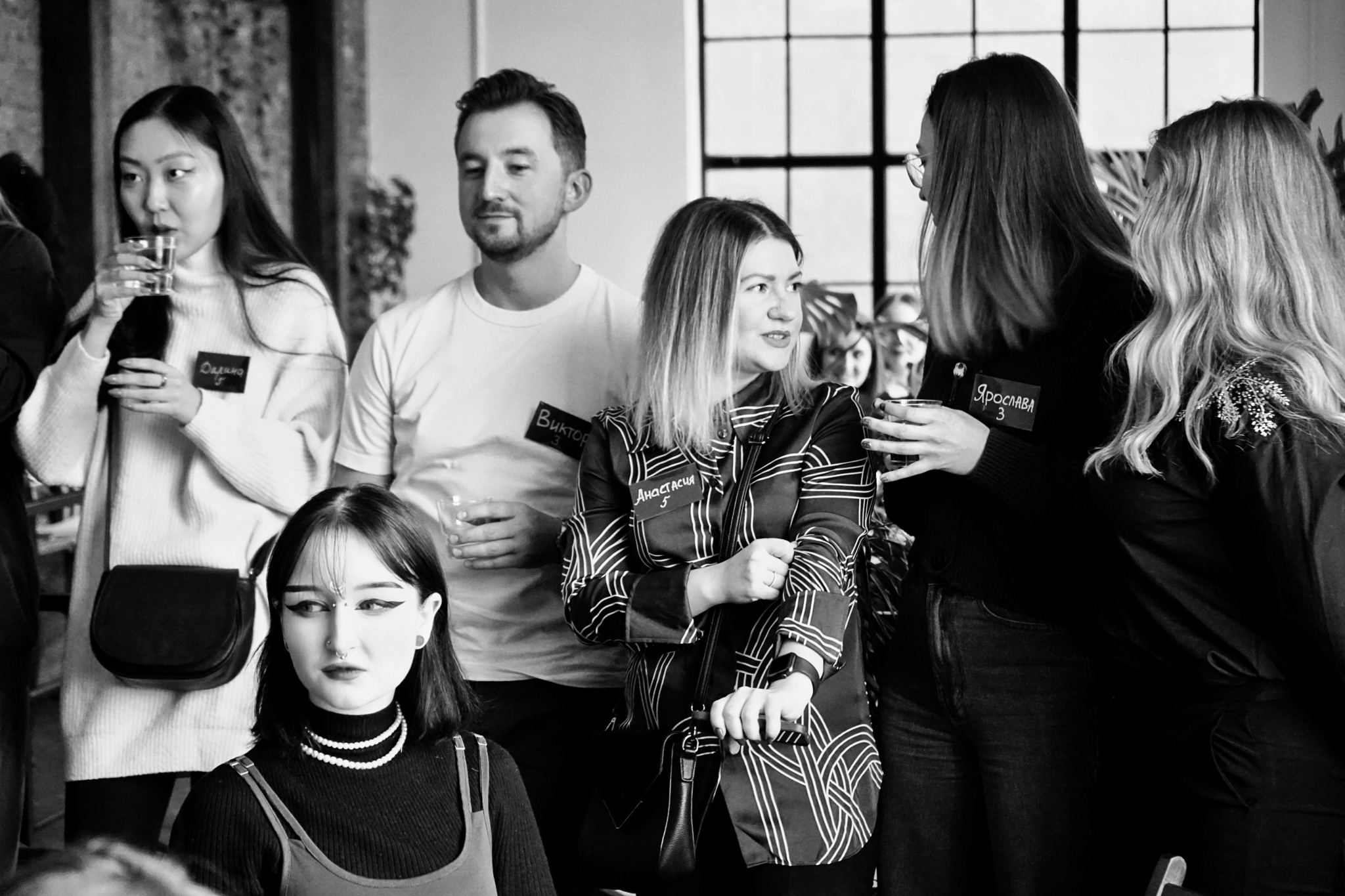 люди на улицах москвы. москва люди. красивые люди в москве. люди идут москва. люди в городе.