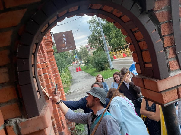 Брикофильская прогулка с биноклями: от конюхов до плотников