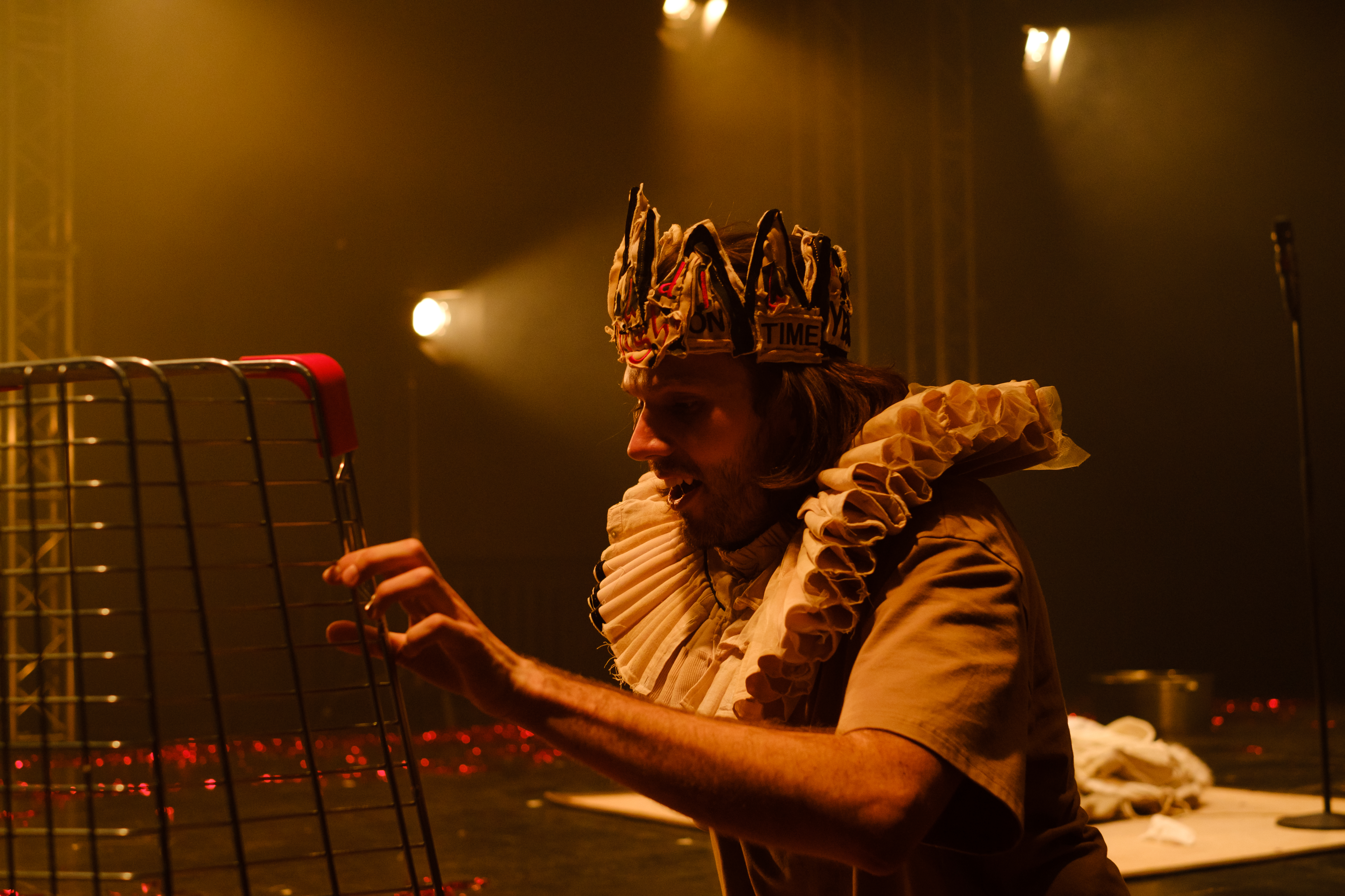 Моноспектакль "86 мартобря" по повести н. гоголя "записки сумасшедшего"