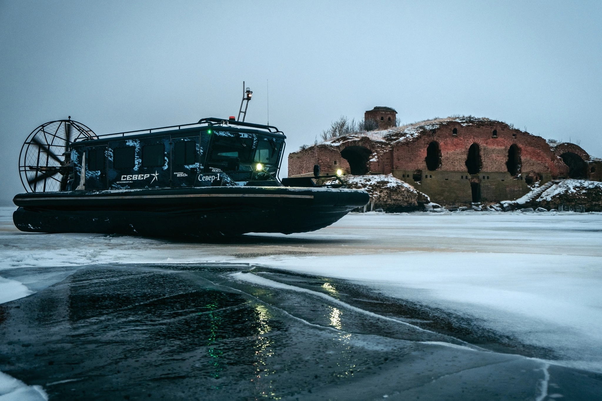ЗИМНЯЯ ЭКСПЕДИЦИЯ К ФОРТАМ КРОНШТАДТА НА АЭРОЛОДКЕ