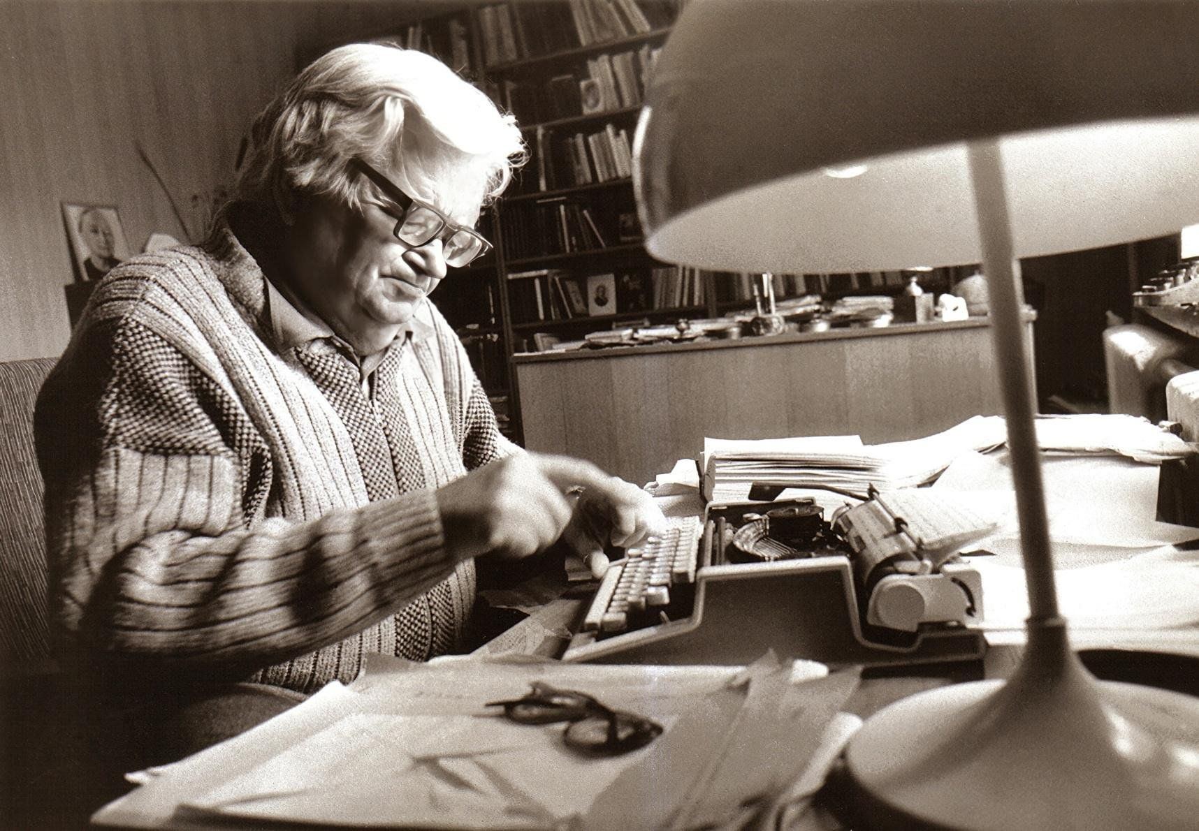 Портрет-знакомство «Солнечный поэт детства»