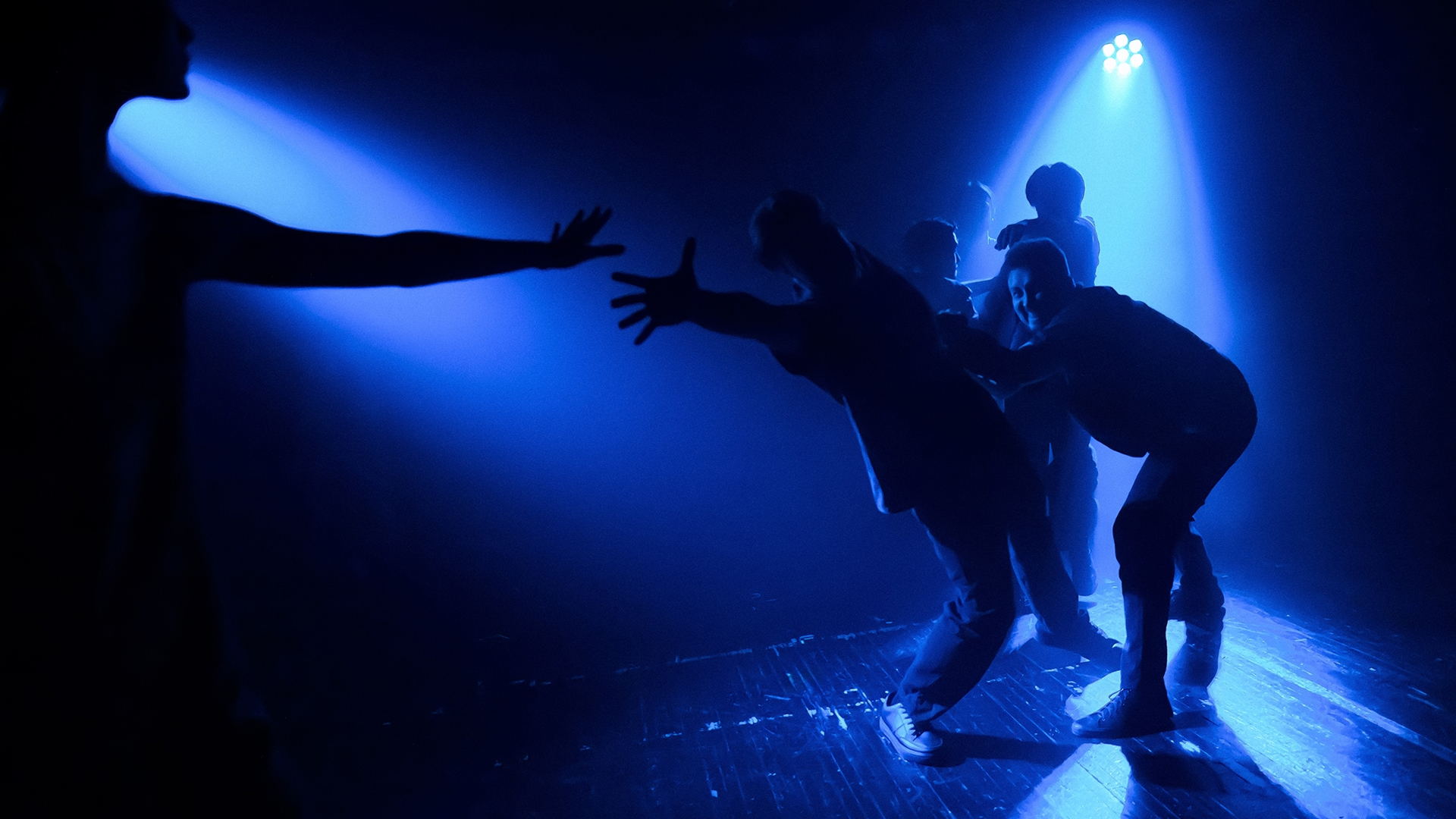 Обещая встречу впереди