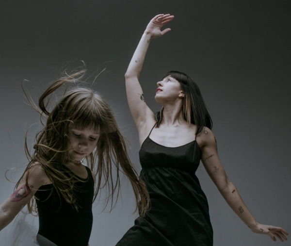 «FamilуДвиж» : спектакль «Саша и Алиса» и танцевально-двигательный воркшоп