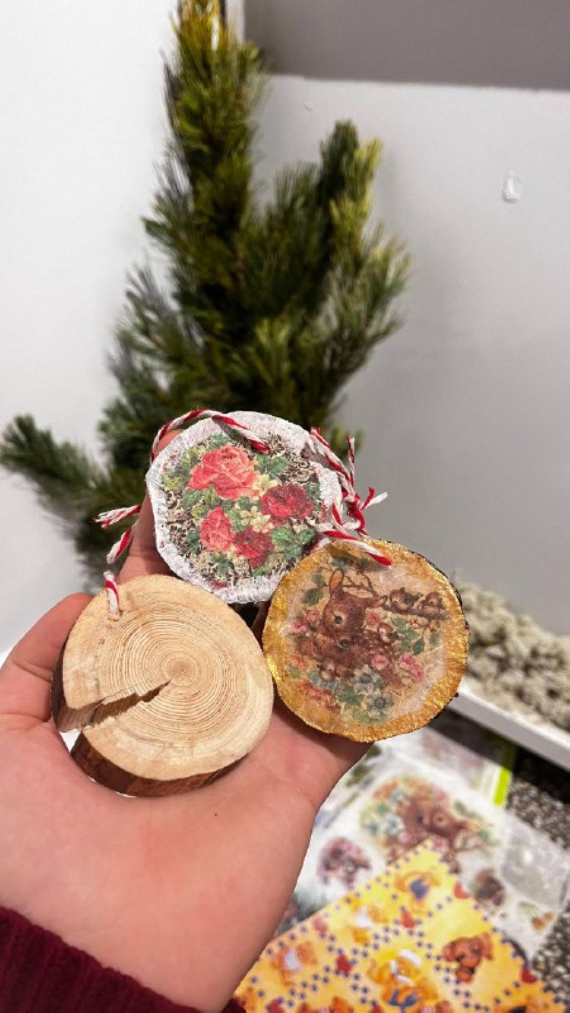 Мастер-класс "Новогодняя игрушка: декупаж на спиле дерева" (6+)