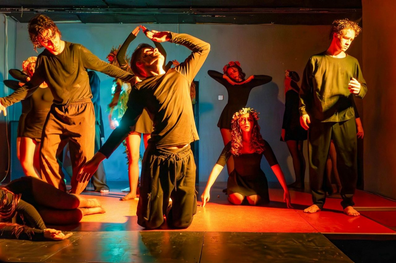 Физический спектакль