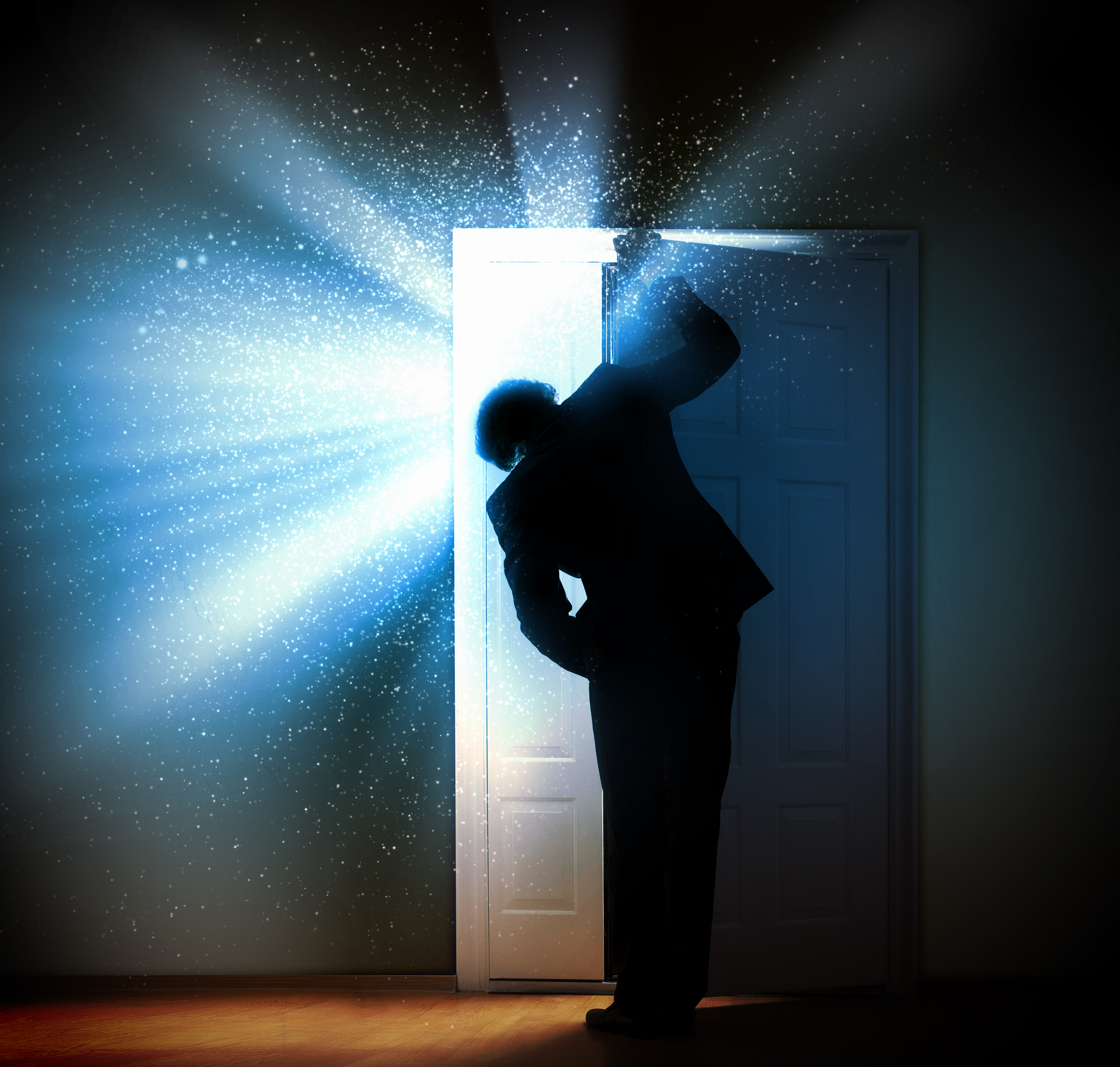 Сон открывающейся двери. Человек заглядывает в дверь. Открытая дверь. Открытая дверь свет. Дверь в темноте.