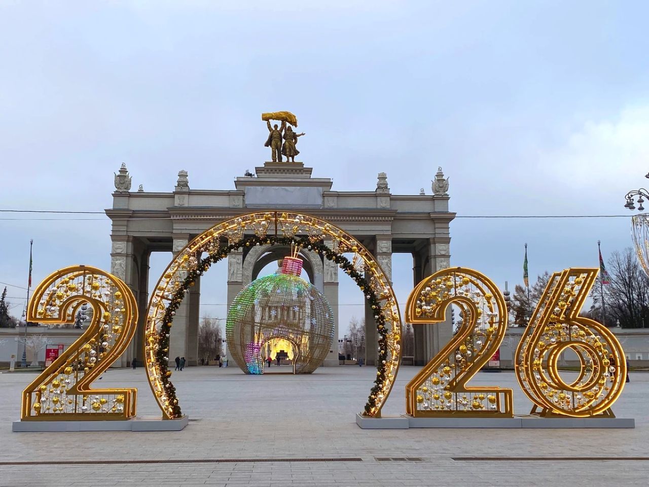 Автобусная экскурсия «ВДНХ: Врата в призрачную Москву»