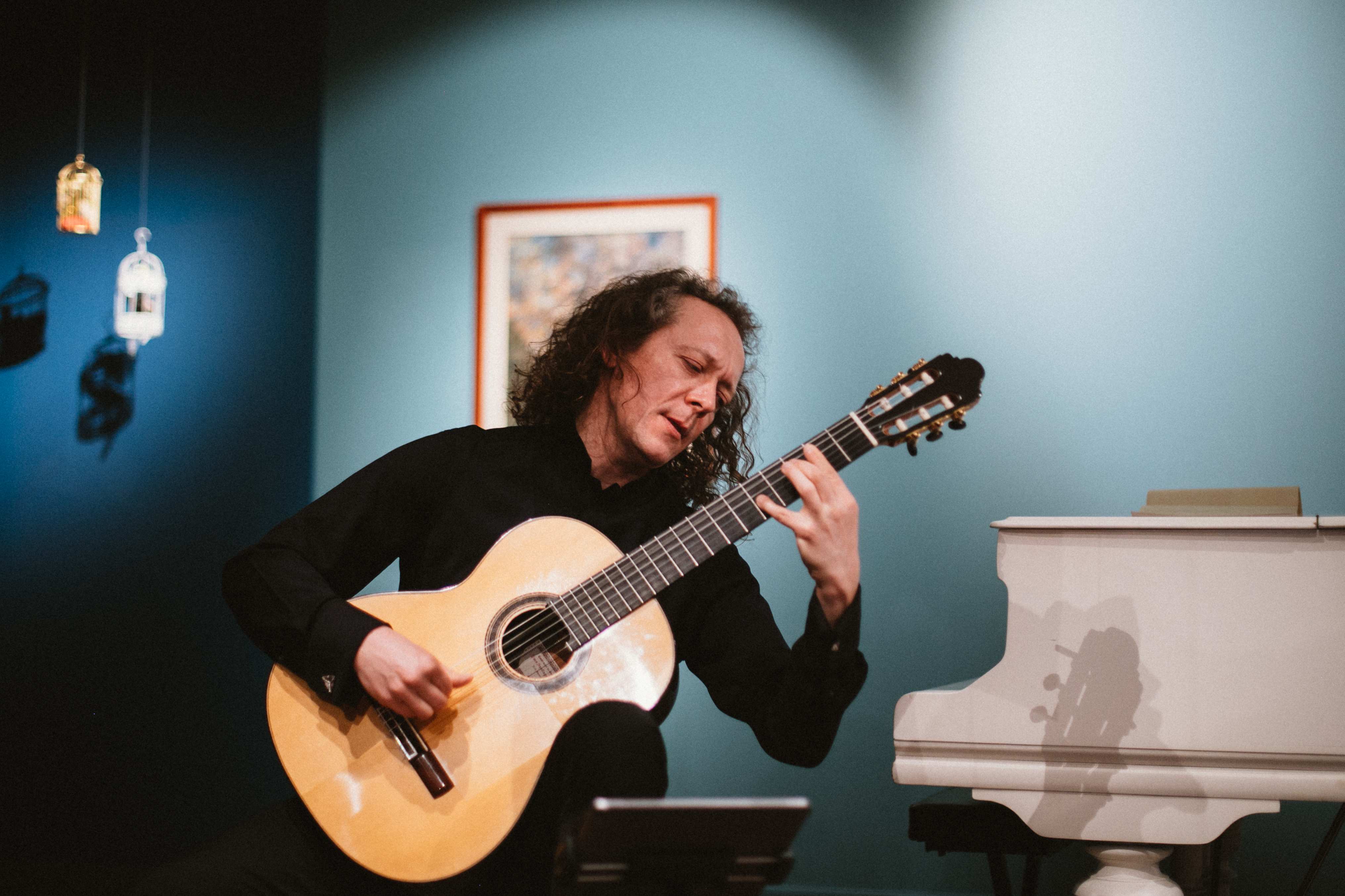 Концерт дмитрия илларионова в пространстве выставки "след присутствия" в выставочном зале фонда андрея чеглакова