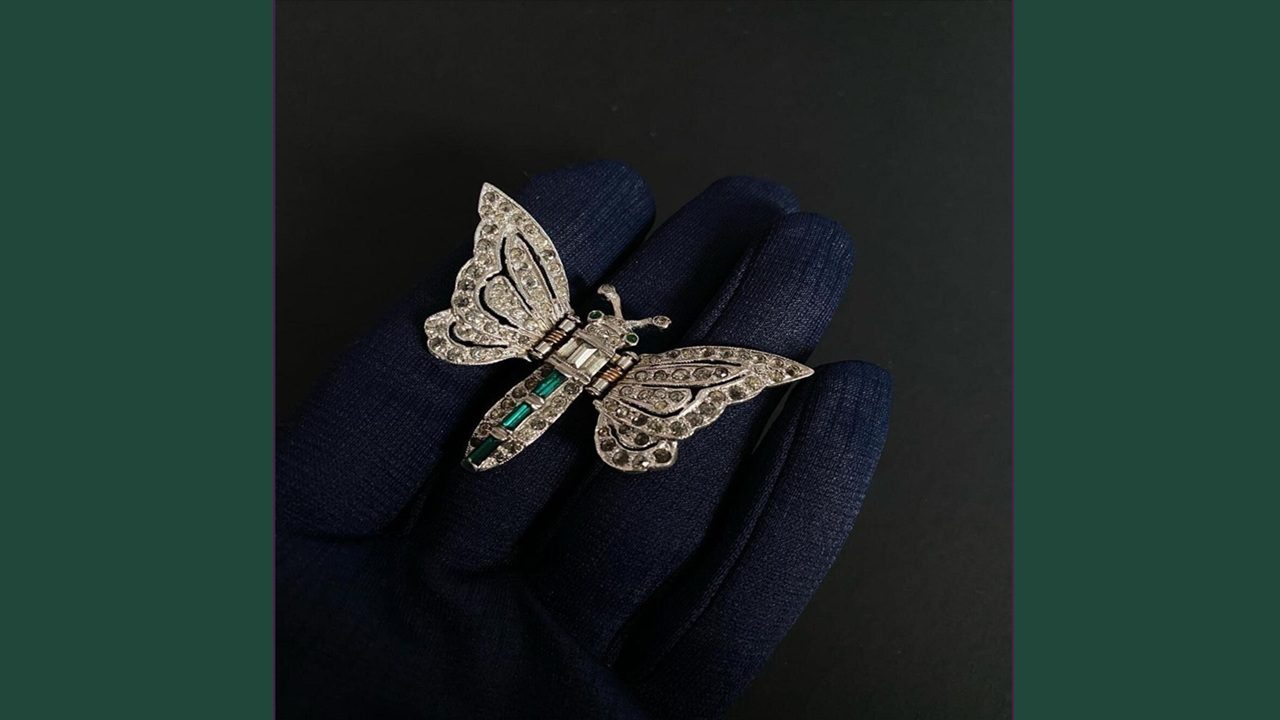 "Элегантный штрих: история брошей от античности до современности"