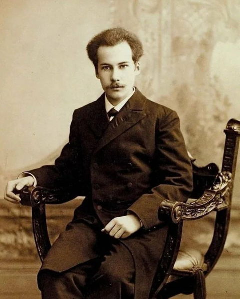 Тематическое мероприятие посвященное 140-летию Андрею Белому "День рождения Андрея Белого"