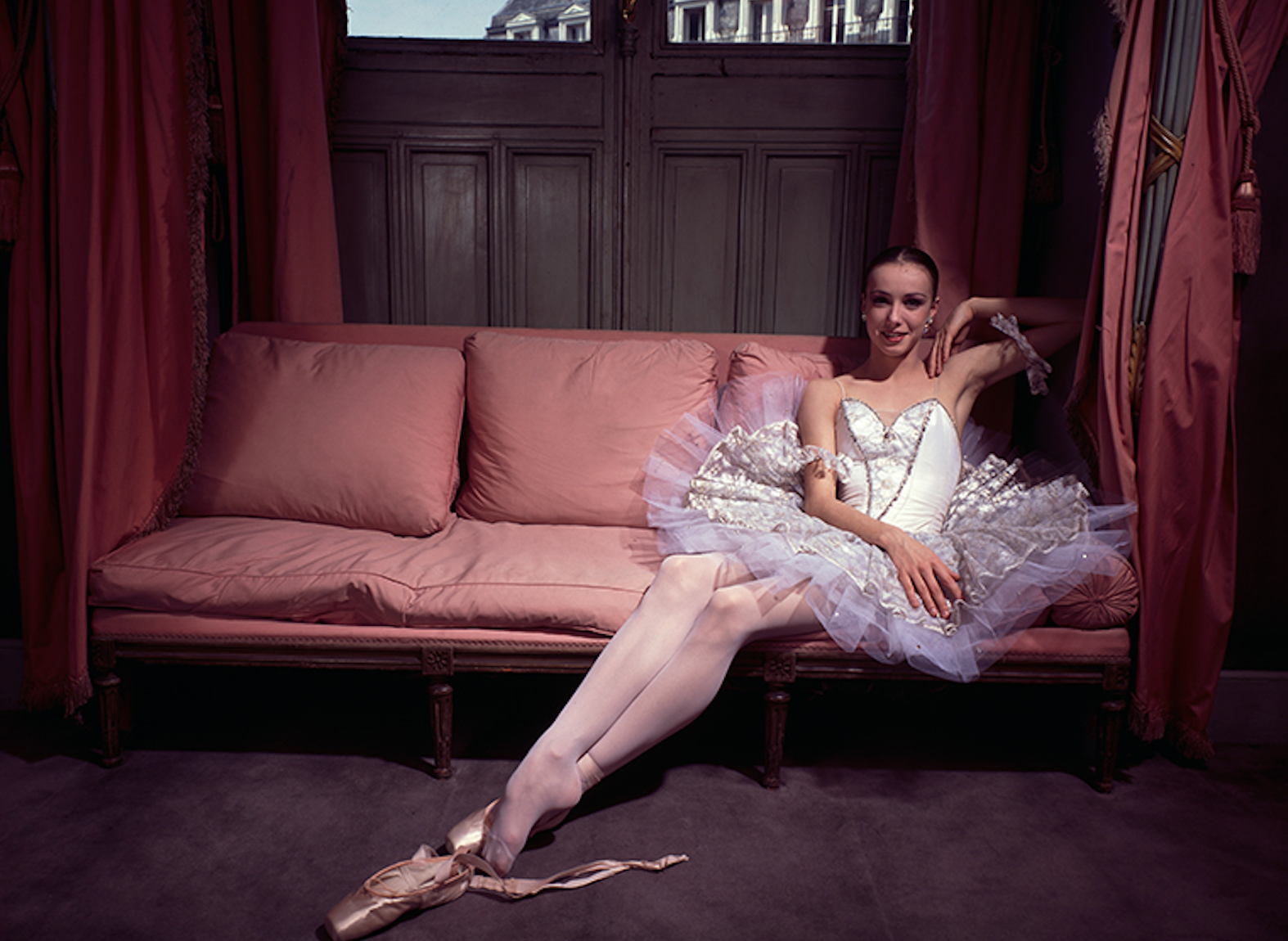 САМА СЕБЕ ЭТУАЛЬ