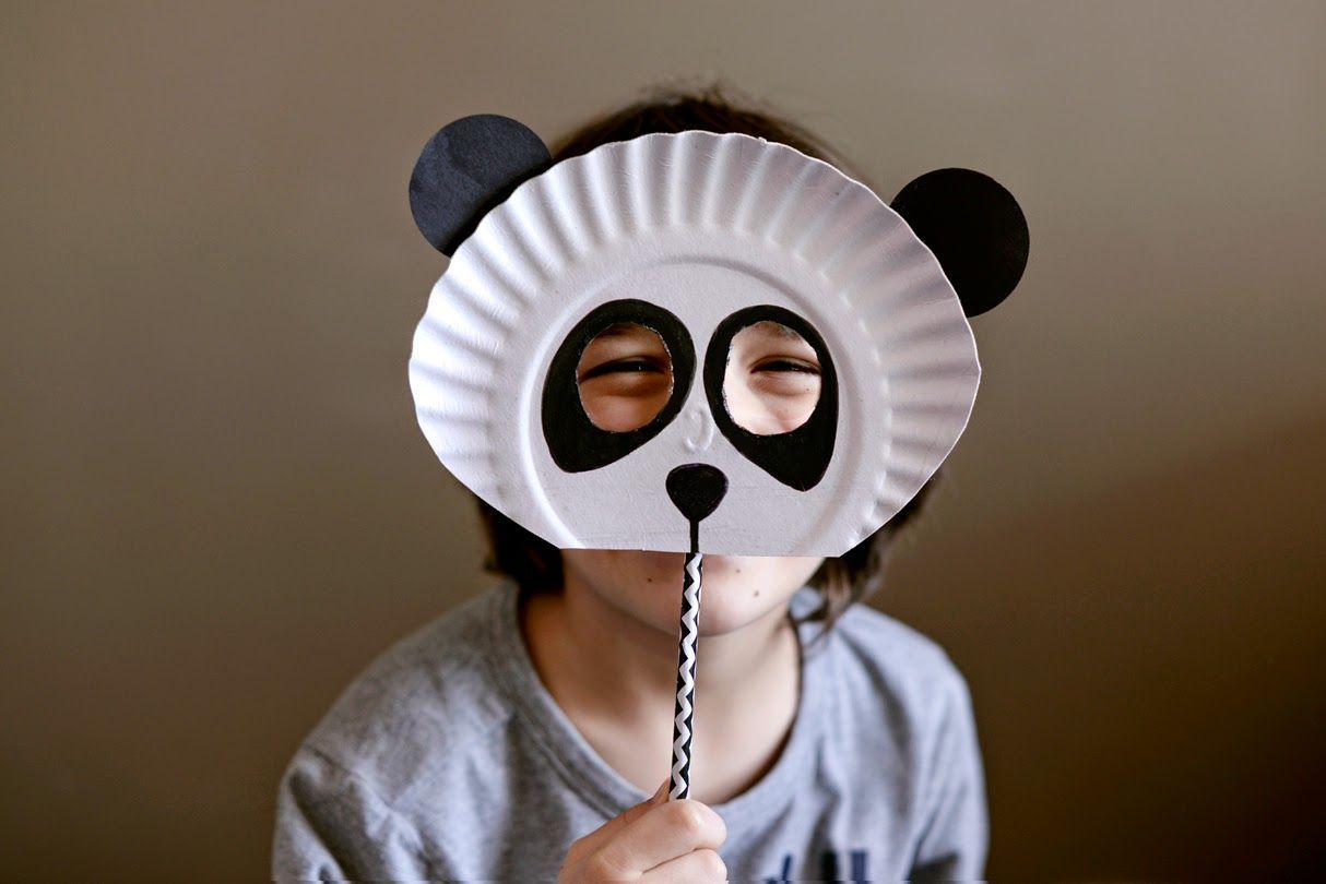 Смешные маски на 1 апреля. Маска из тарелки. Маски из картонных тарелок. Детские маски самодельные. Маска своими руками.