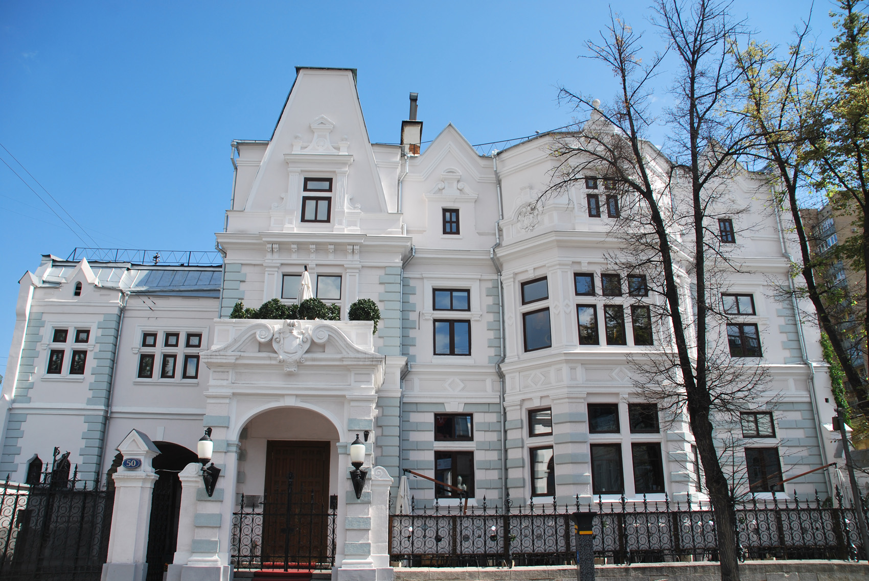 Прогулка по поварской. из цикла "летние прогулки для взрослых..."