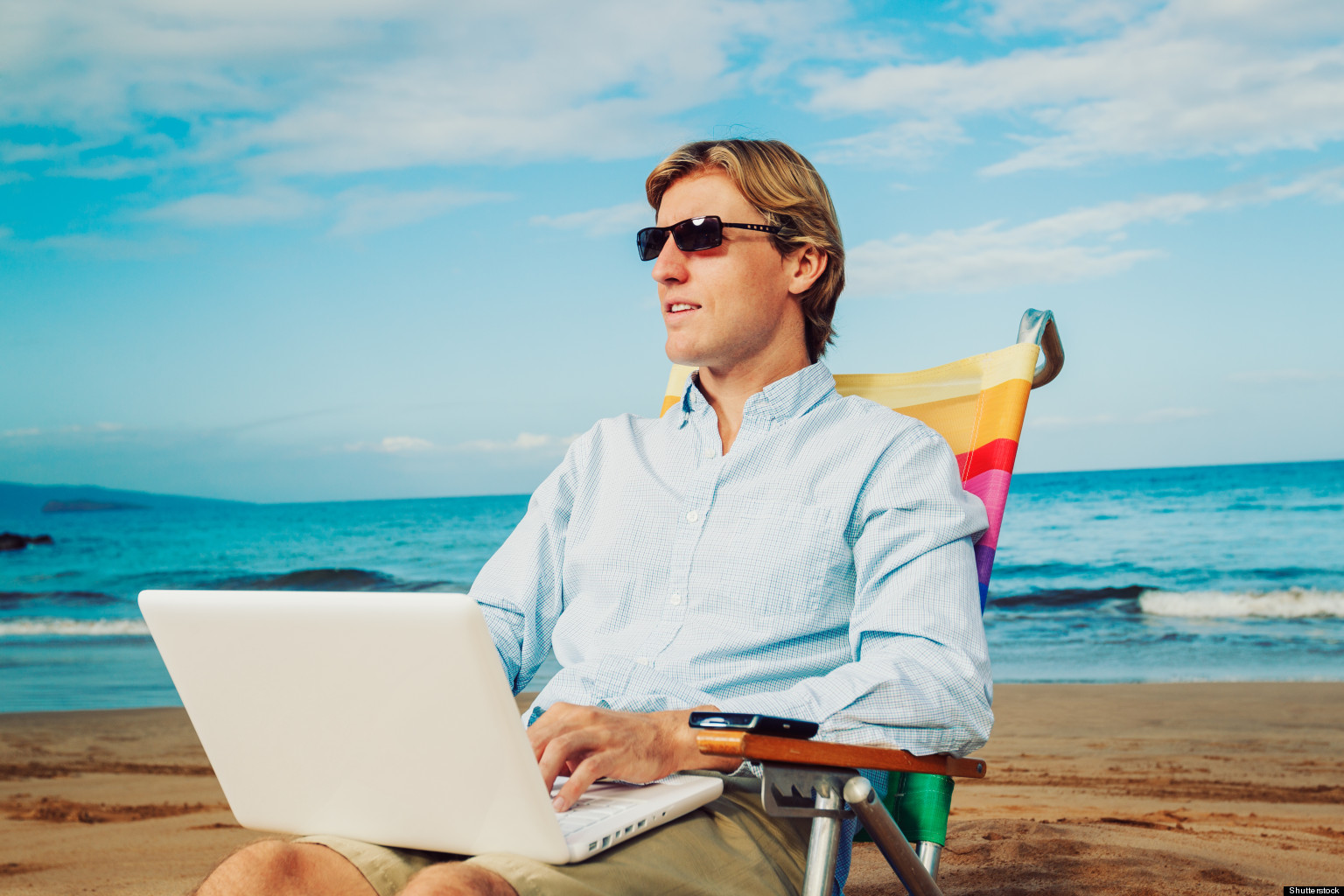 Как стать лучшим в работе. Бизнесмен на море. Успешная жизнь. Успешный человек с ноутбуком. Бизнесмен на пляже с ноутбуком.