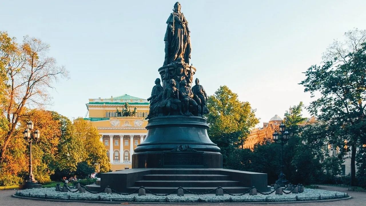 История для девочек. Праздничная пешеходная экскурсия с чаепитием