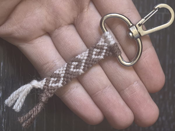 Мастер-класс «Брелок с меандром»