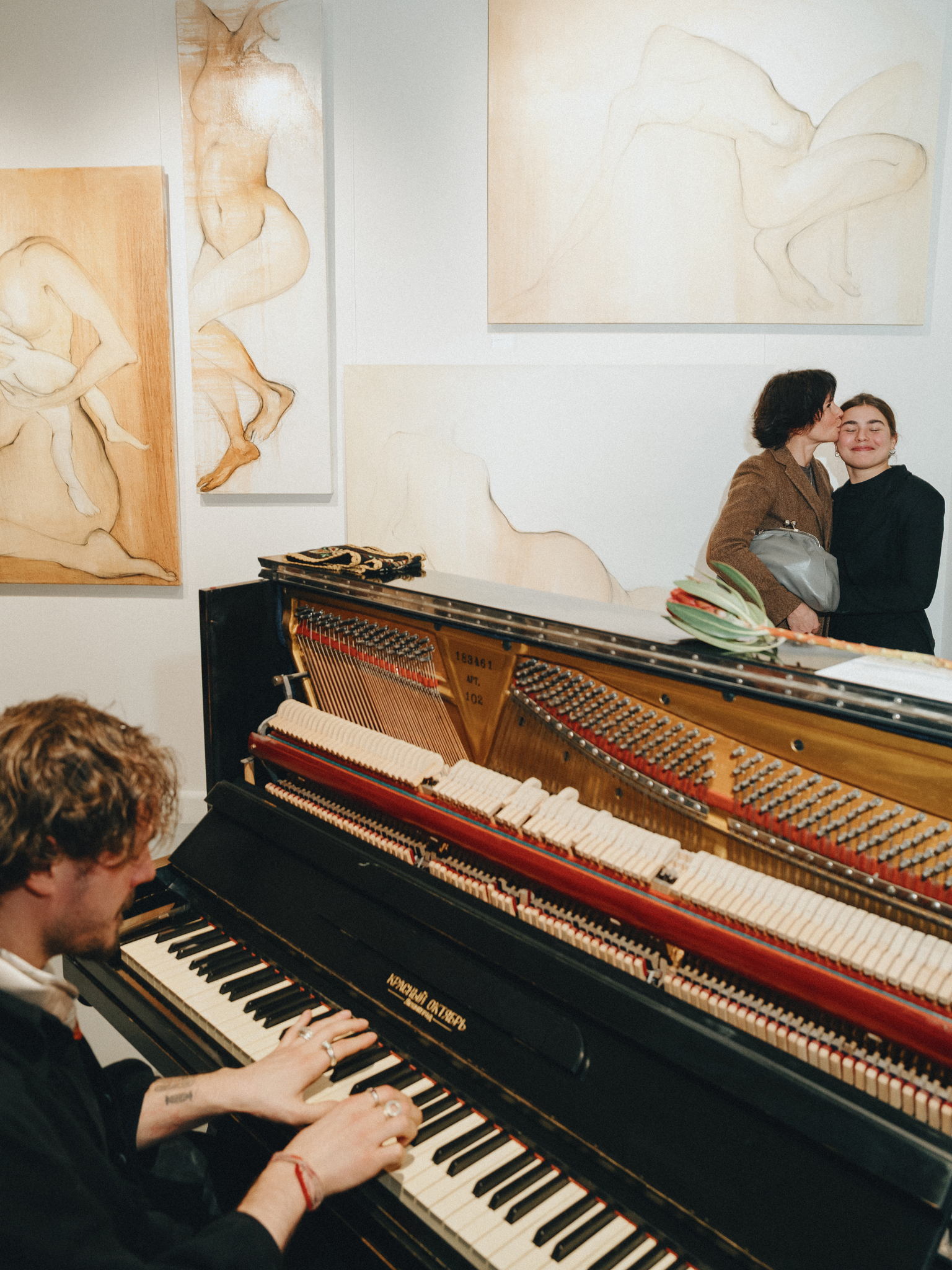 Экскурсия Юлии Кравчук в галерее ART&BRUT с живой музыкой от Егора Ершова