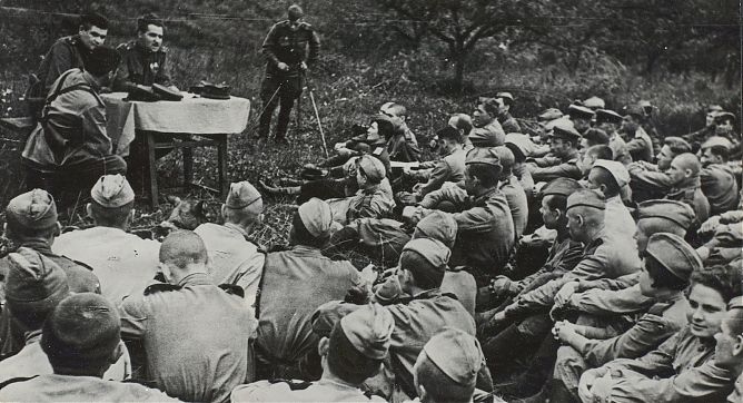 Кураторская экскурсия по выставке «Книга на фронте и в тылу: издания периода Великой Отечественной войны»