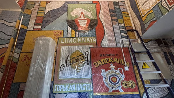 Завод "Кристалл": кирпичи, градусы, муралы