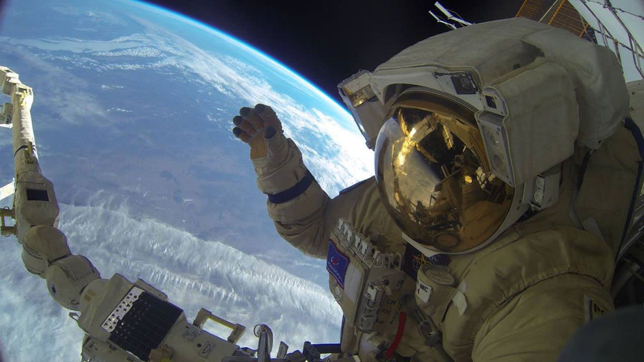 Космонавты