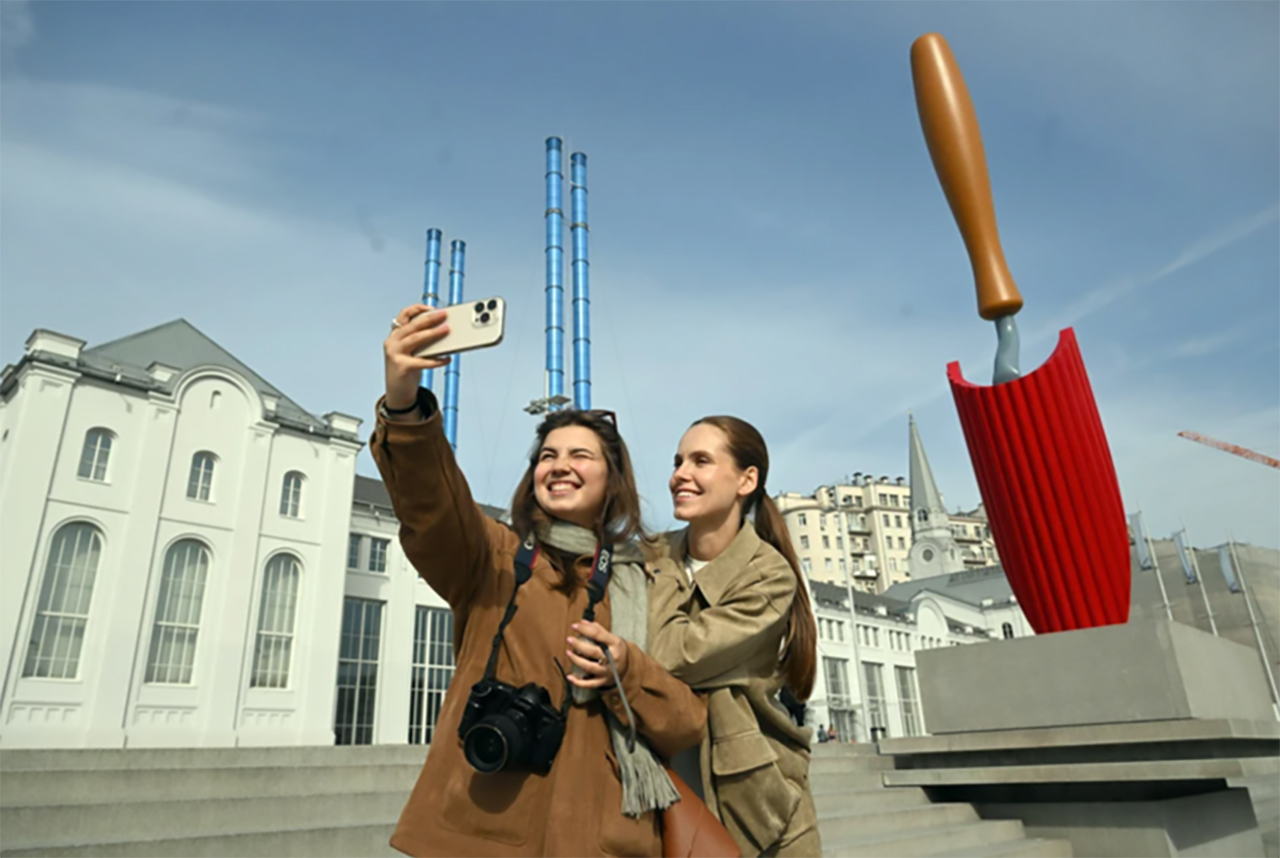 Почему это здесь стоит? Лекция об уличной скульптуре: всё, что вы хотели знать о скульптурах Большая Глина и Садовая лопатка перед ГЭС-2, но боялись спросить