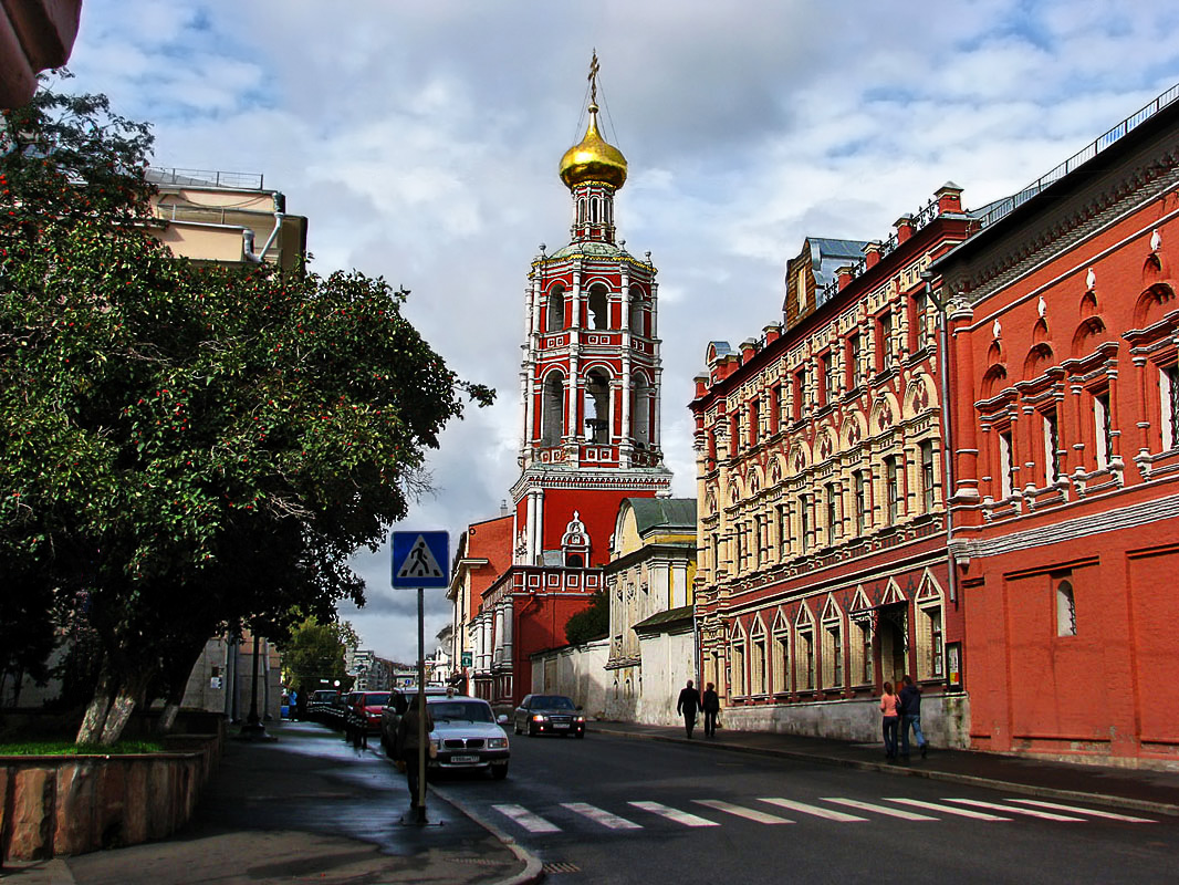 улицы москвы с церковью