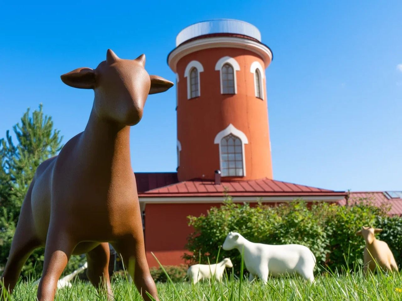 Кураторская экскурсия по выставке современных художников на Императорской ферме