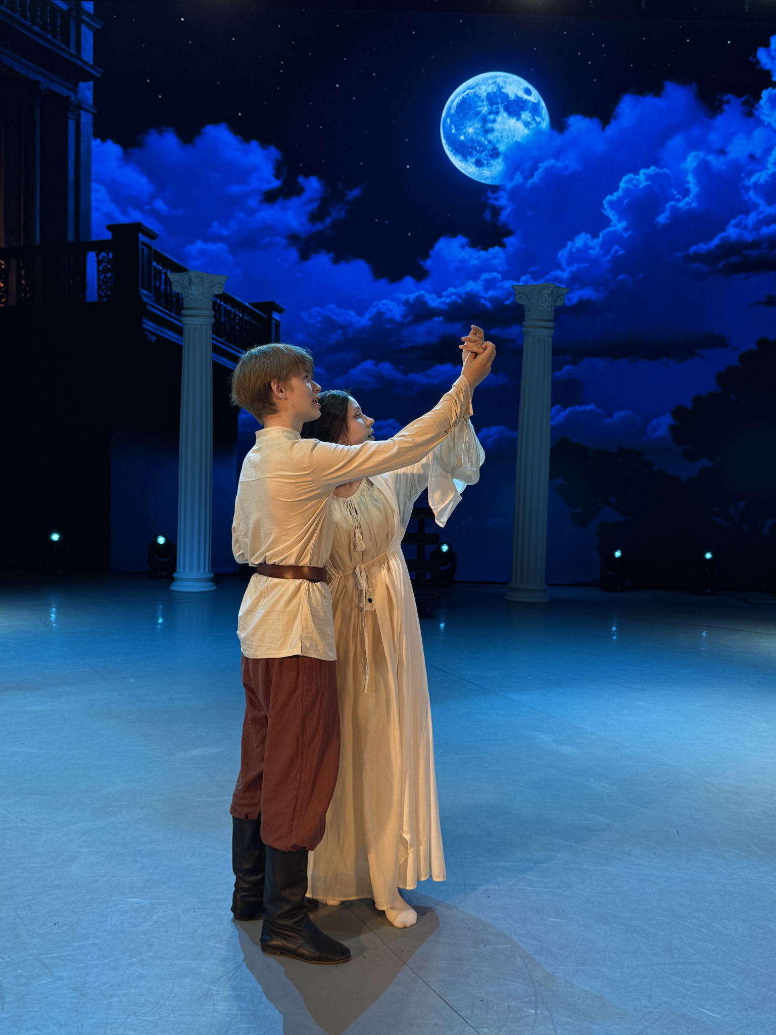 "РОМЕО И ДЖУЛЬЕТТА". Спектакль для семейного просмотра по одноименной пьесе У. Шекспира (режиссёр Алиса Свет), 12+