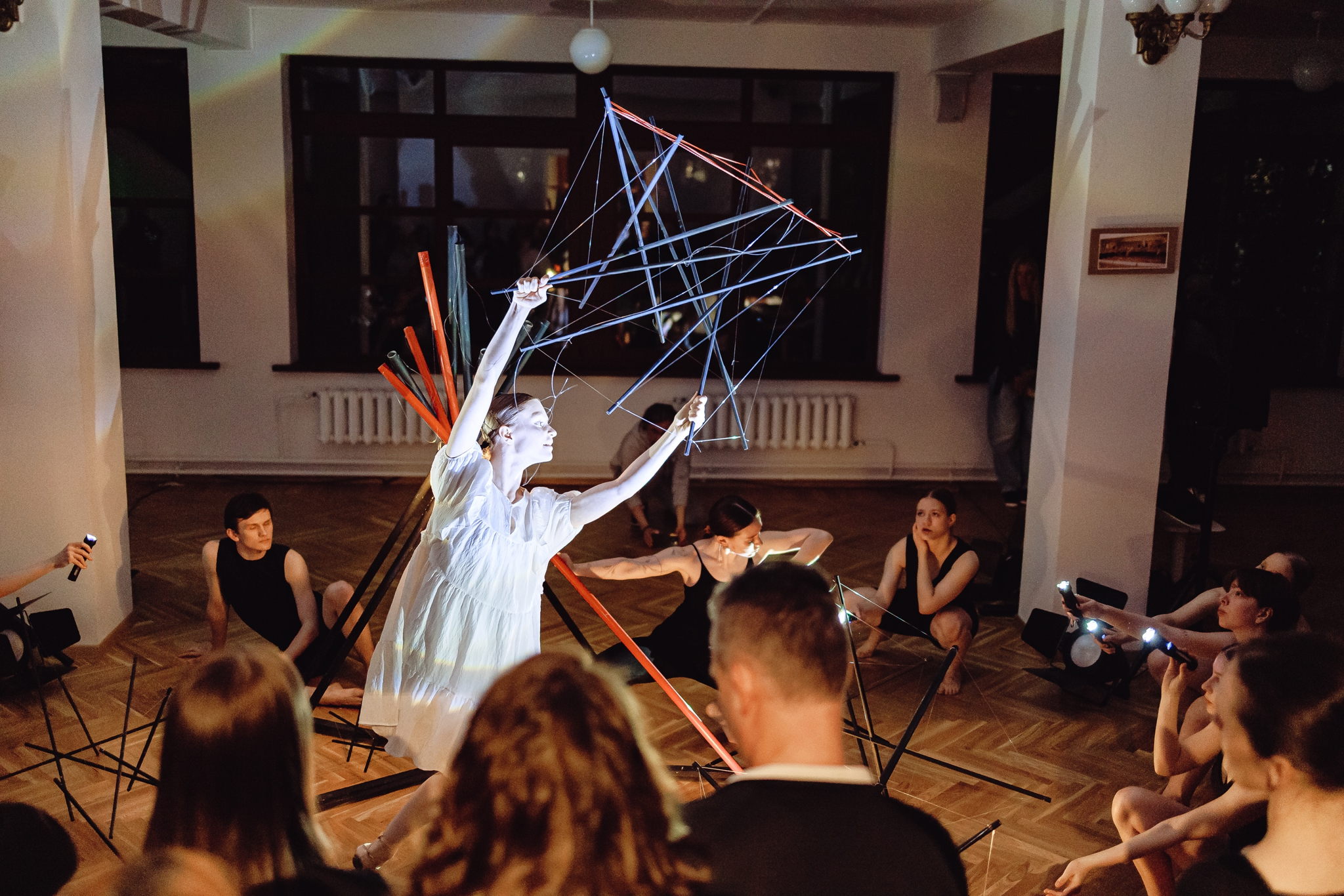 Мастерская авангарда: создаем конструктивистские декорации, которые парят в воздухе