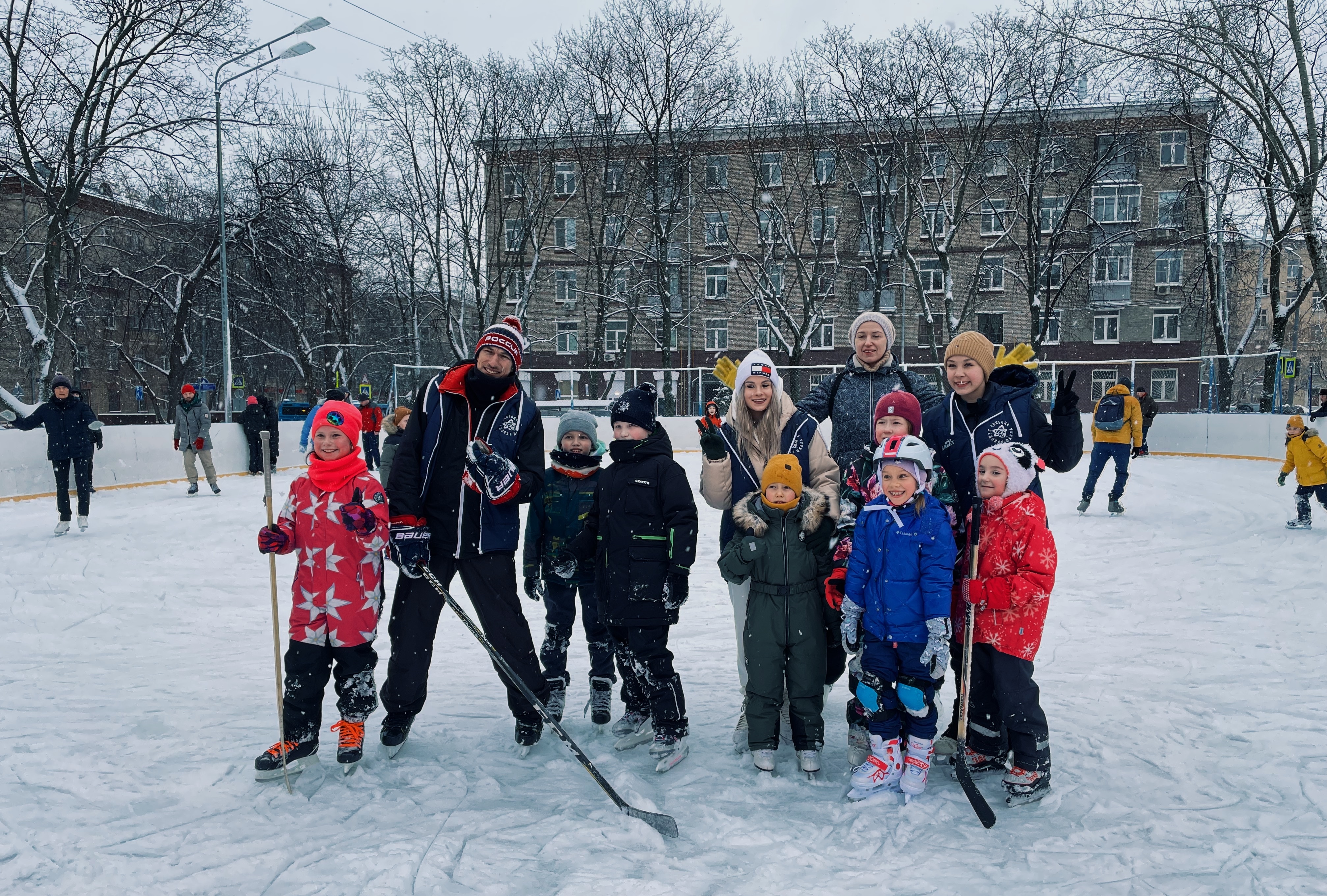 Ледовая школа. Парк Дубки хоккею. Дети на катке в парке Дубки Москва. Ледяная школа. Спортивное мероприятие в Дубке.