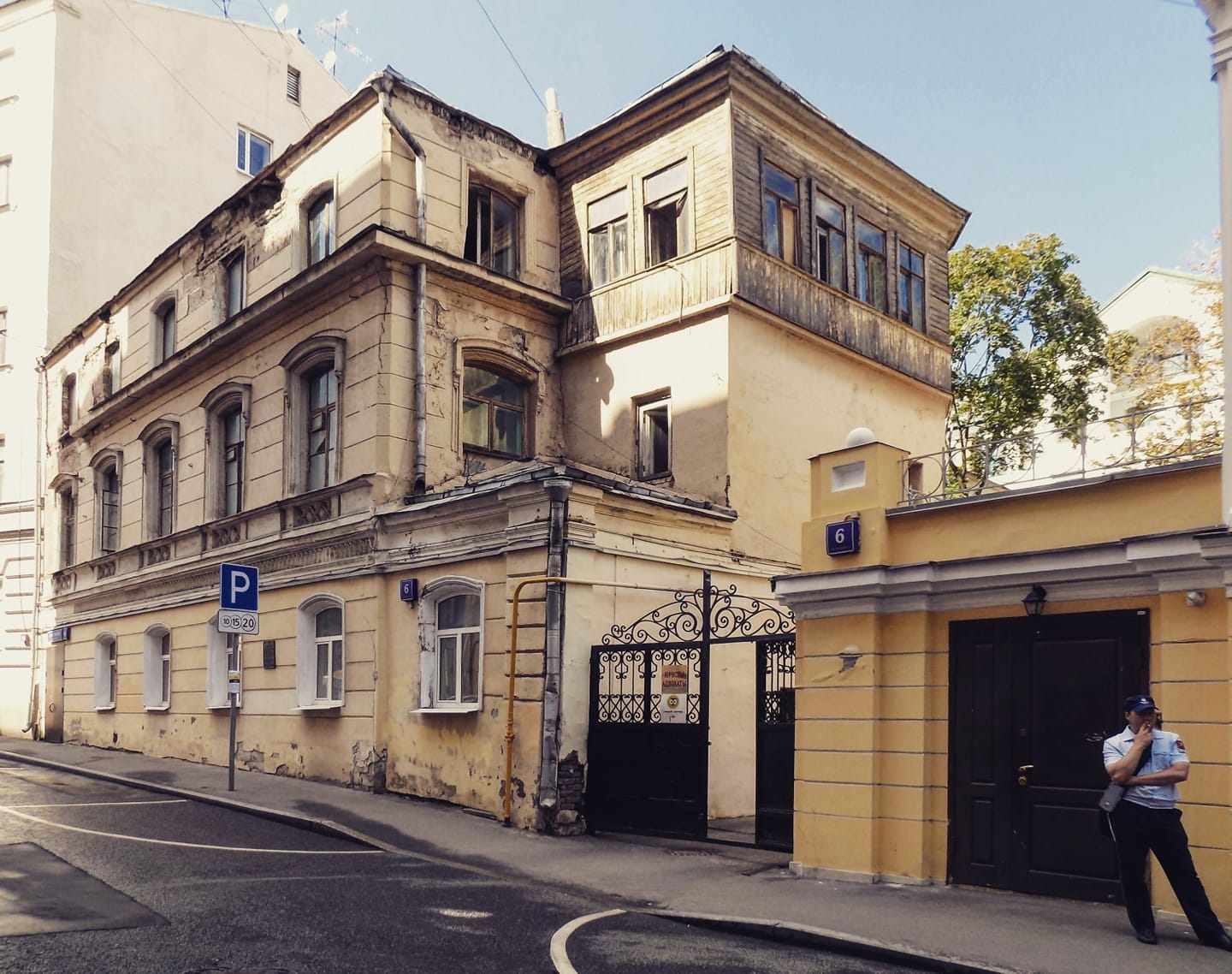 Лабиринтами Кисловских переулков