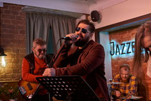 Живая музыка ZebraWood blues band с видом на Неву