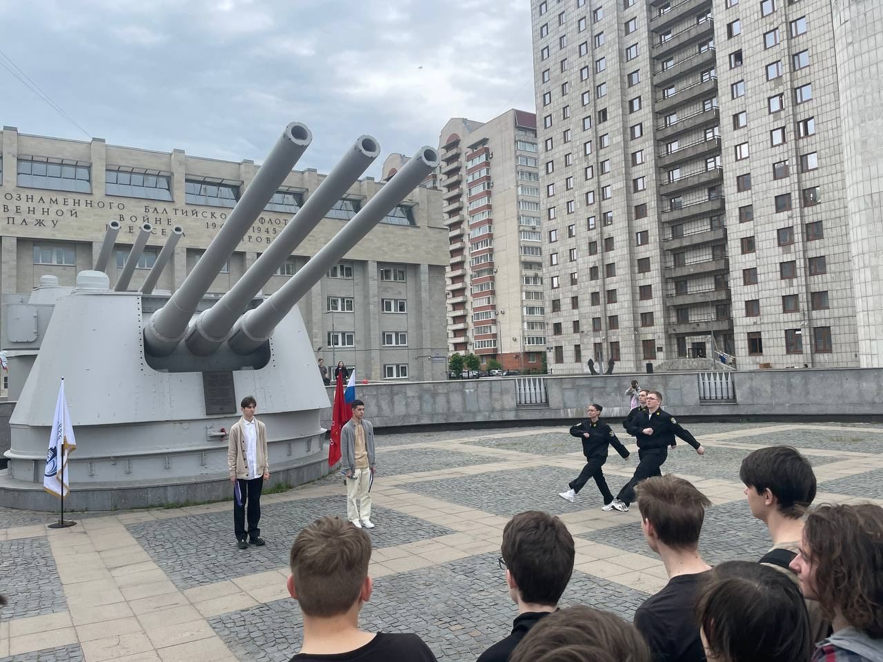 "О маленькой площади и большом крейсере"