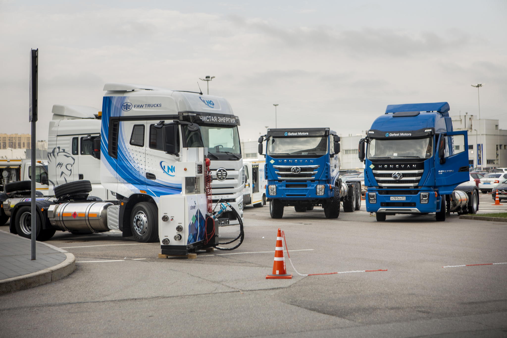 Уличная выставка автотранспорта на СПГ